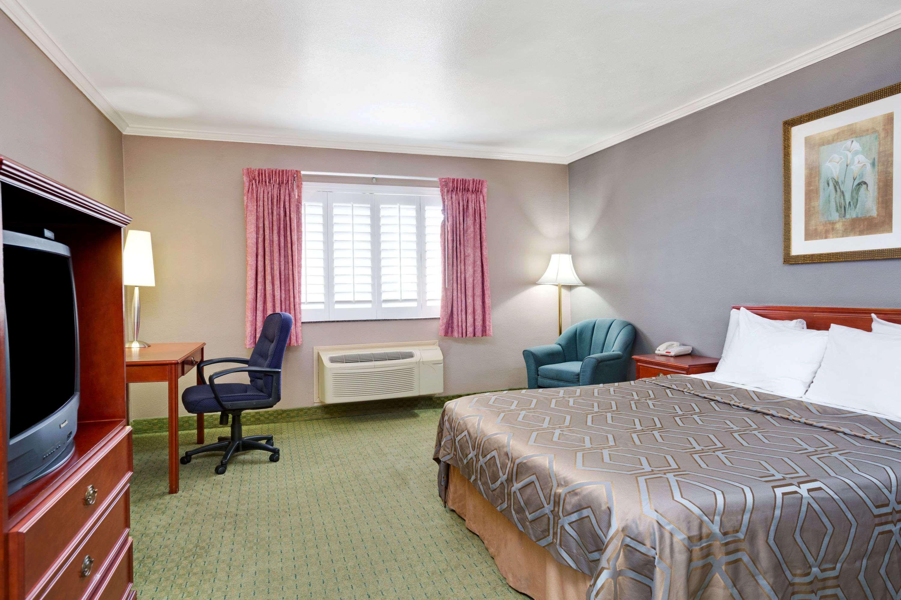 Days Inn By Wyndham West Covina Dış mekan fotoğraf